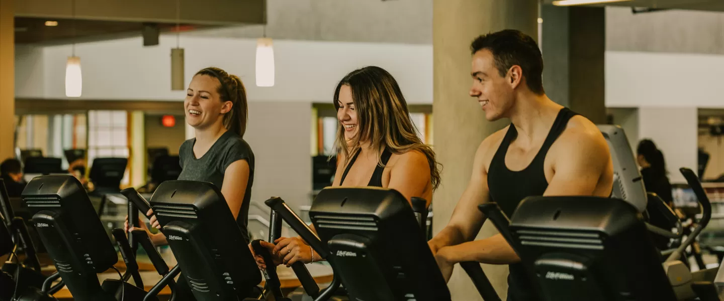 3 friends runing on a treadmill