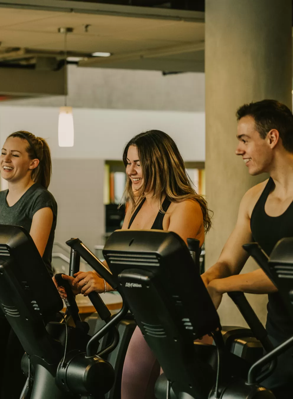3 friends runing on a treadmill